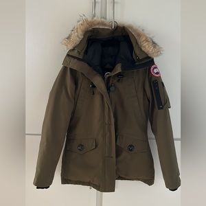 Green women’s Canada goose parka size small